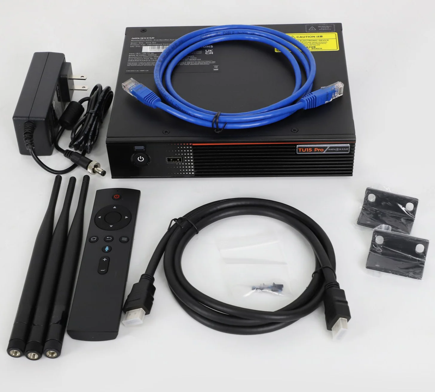 Rear side of the NovaStar TU15 Pro (Player vidéo LED 4K x 2K - 4 Sorties RJ45): rigging, power supply and receiving card