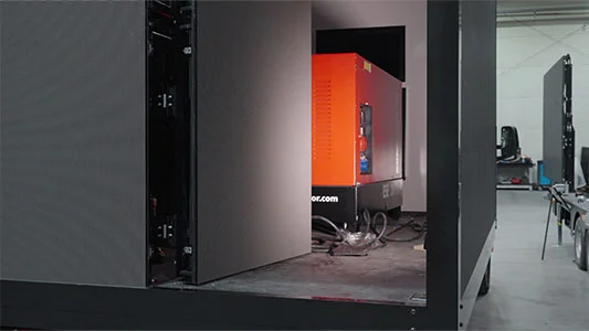 URBAN VIDEO TRUCK 3.9 - Camion équipé d'écrans publicitaires Led outdoor deployed in a professional B2B setup (mobile led truck)